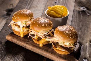 Menu do dia: hambúrguer com cheddar e farofa de bacon